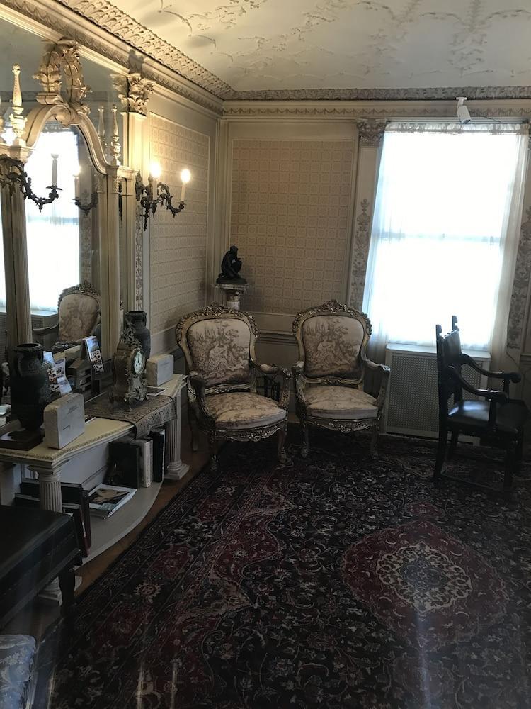 Edgewood Manor Inn Bed And Breakfast Провидънс Екстериор снимка