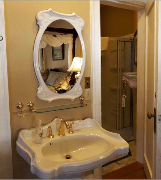 Edgewood Manor Inn Bed And Breakfast Провидънс Стая снимка