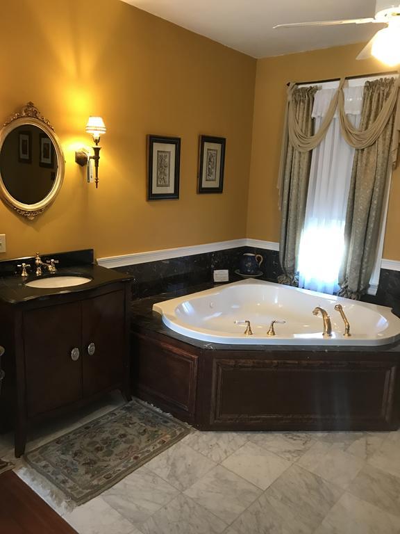 Edgewood Manor Inn Bed And Breakfast Провидънс Екстериор снимка