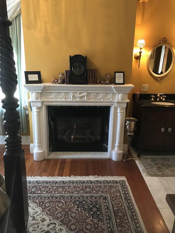 Edgewood Manor Inn Bed And Breakfast Провидънс Екстериор снимка
