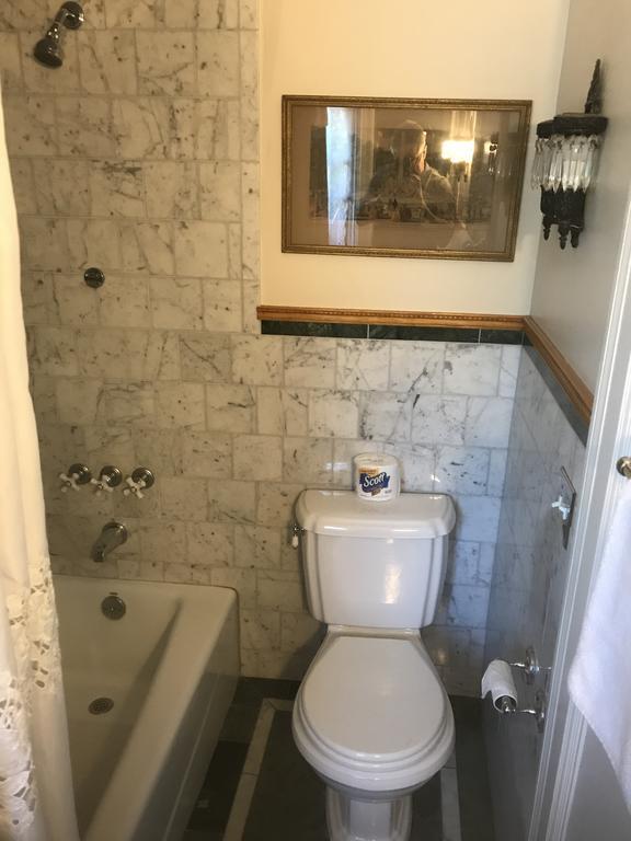Edgewood Manor Inn Bed And Breakfast Провидънс Екстериор снимка